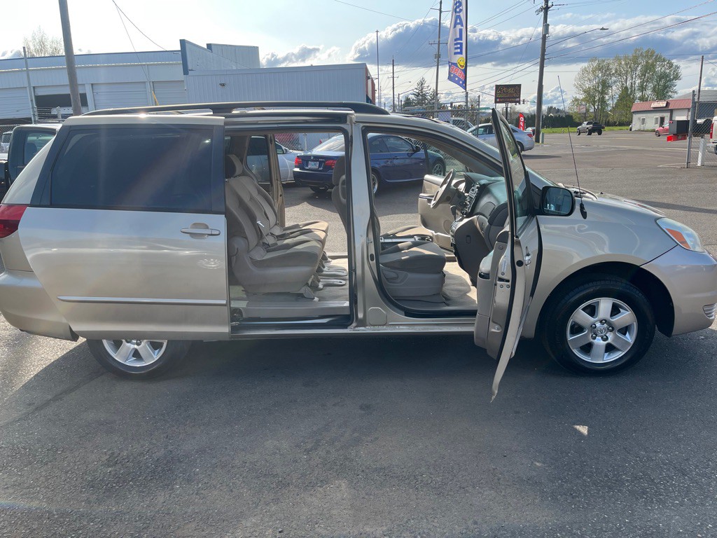 2004 Toyota Sienna Image 8