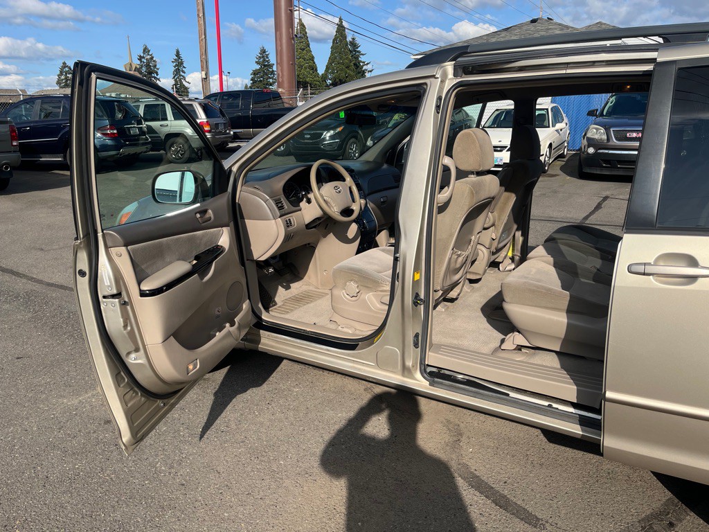 2004 Toyota Sienna Image 9