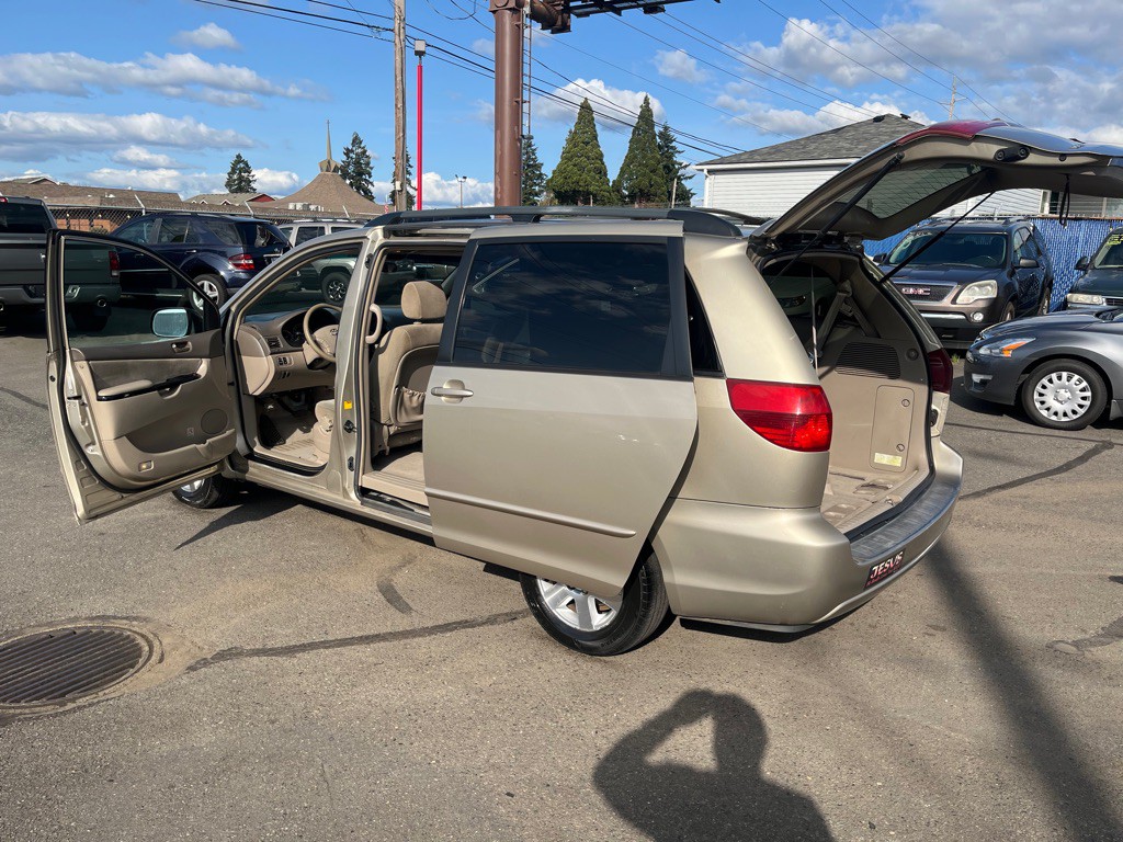 2004 Toyota Sienna Image 11