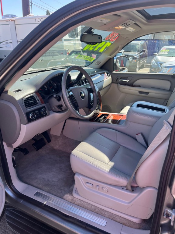 2008 Chevrolet Suburban Image 2