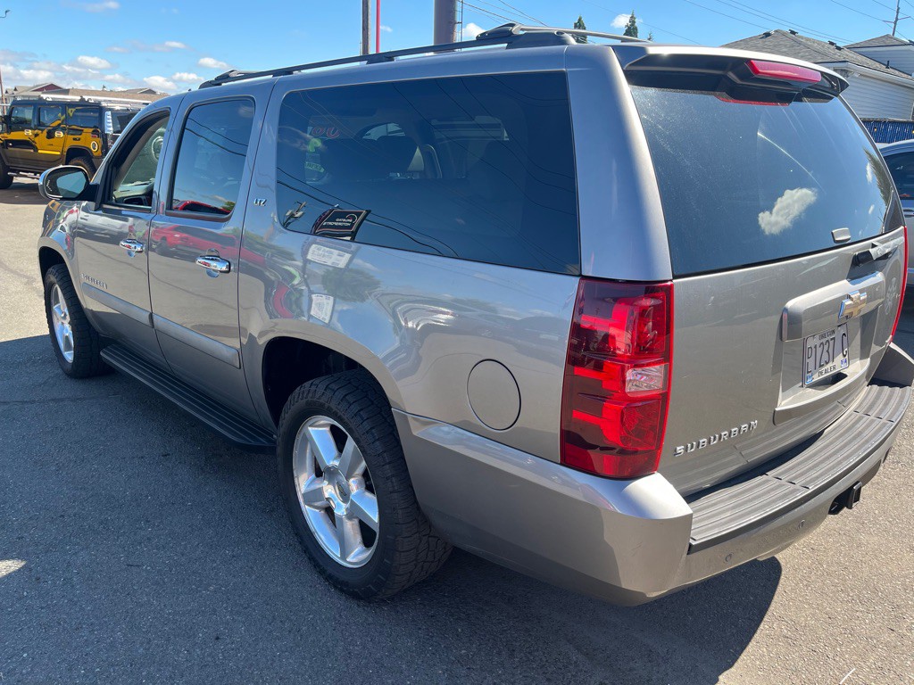 2008 Chevrolet Suburban Image 8
