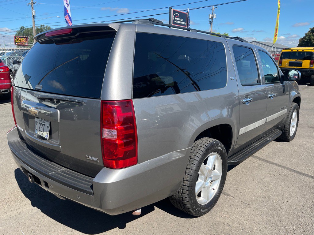 2008 Chevrolet Suburban Image 10