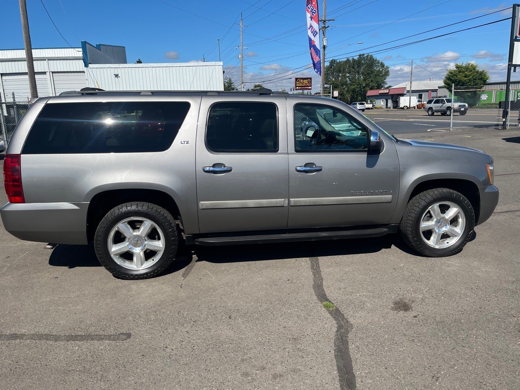 2008 Chevrolet Suburban Image 11
