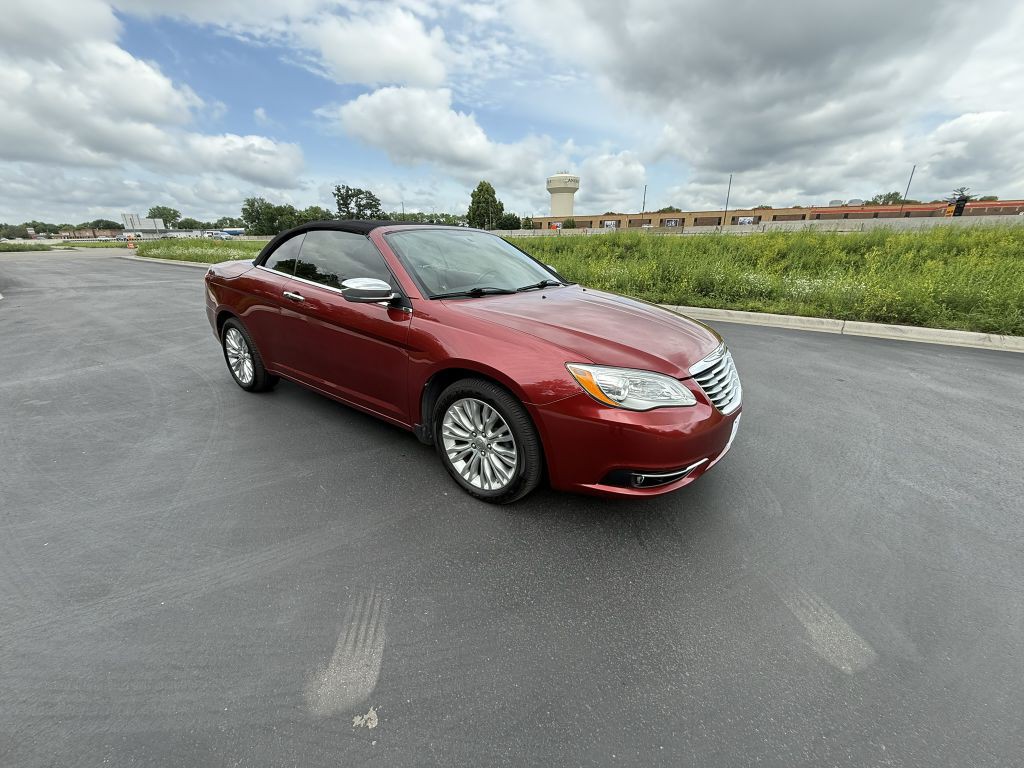 2013 Chrysler 200 Image 2