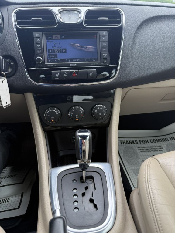 2013 Chrysler 200 Image 4