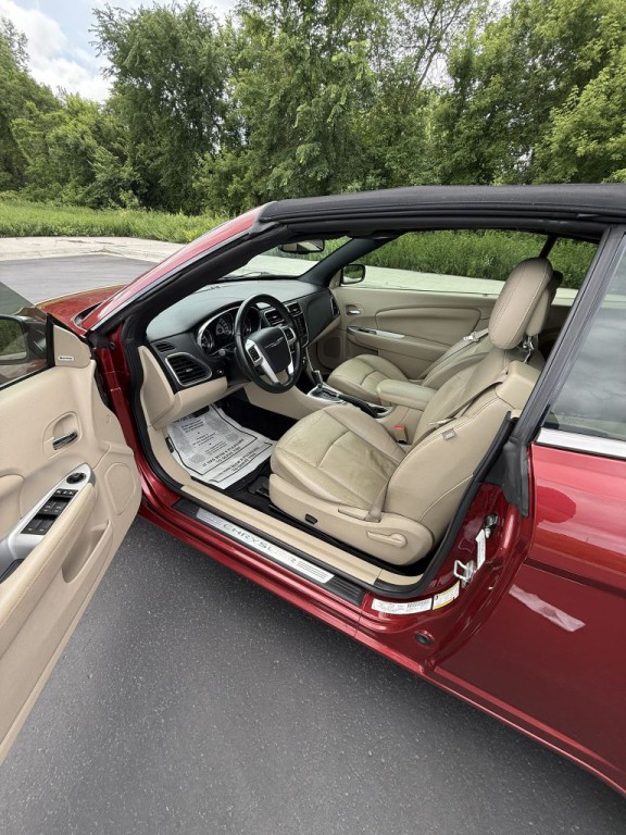 2013 Chrysler 200 Image 5