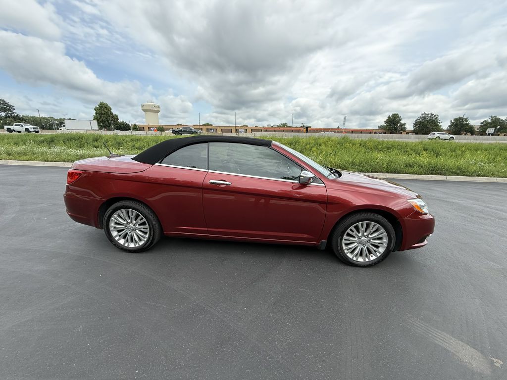 2013 Chrysler 200 Image 12