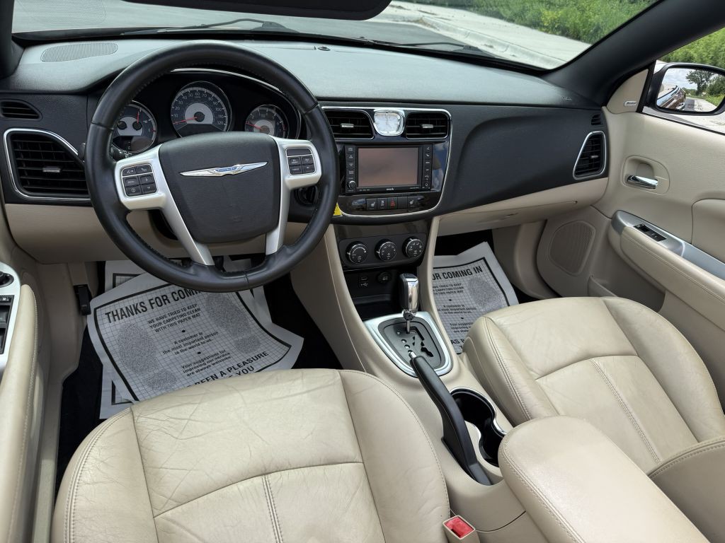 2013 Chrysler 200 Image 30