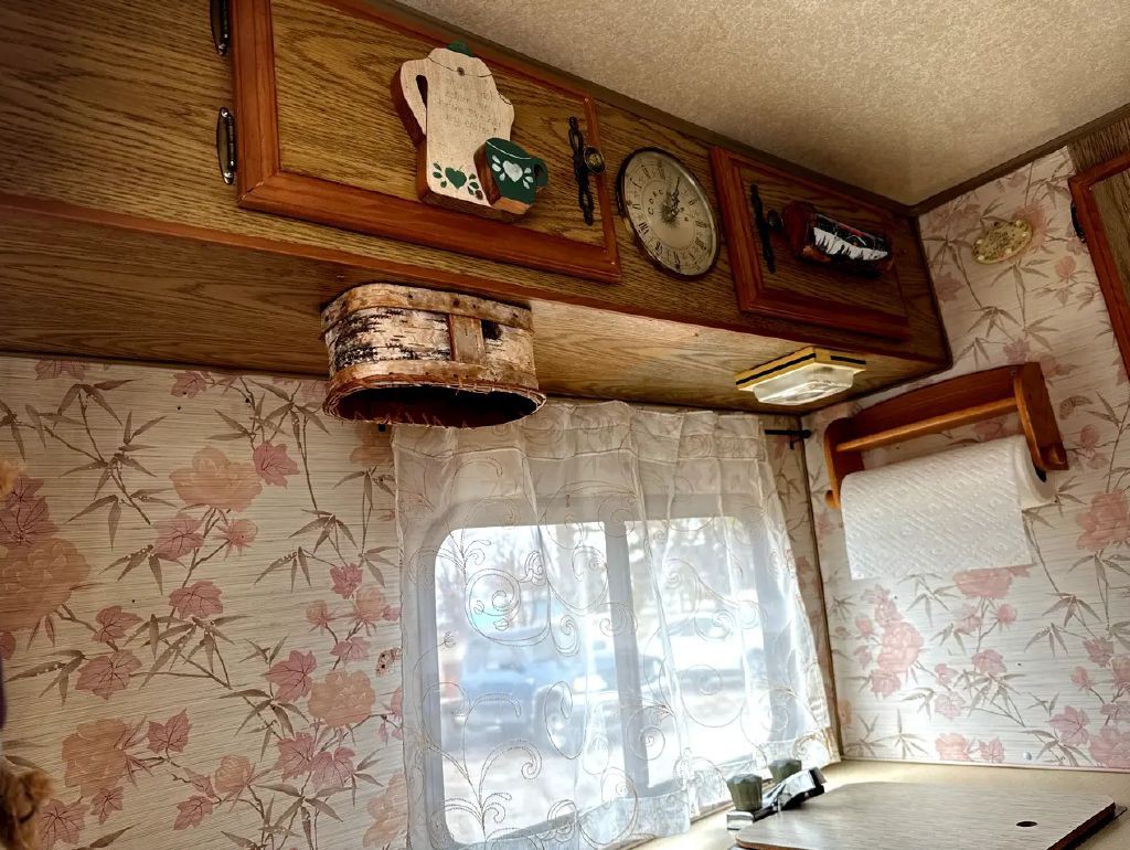 1985 Toyota Pickup Commercial / Camper Image 17