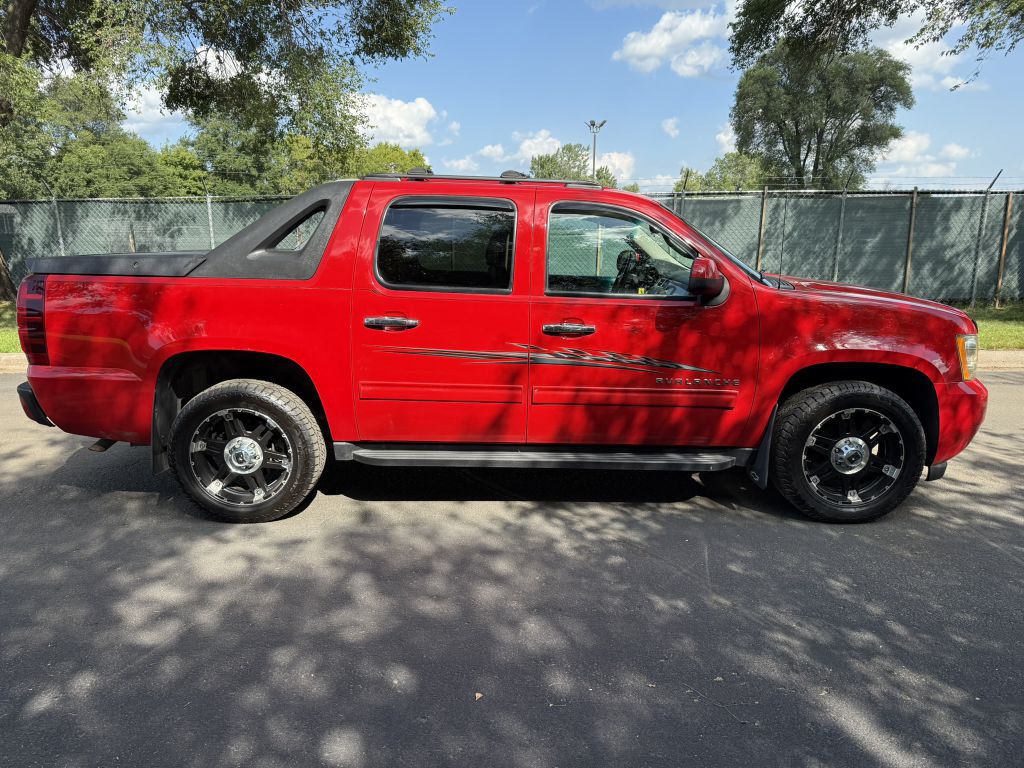 2011 Chevrolet Avalanche Image 5