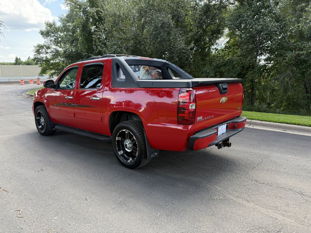 2011 Chevrolet Avalanche Image 8