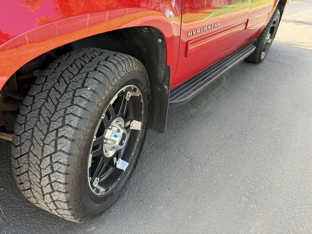 2011 Chevrolet Avalanche Image 17