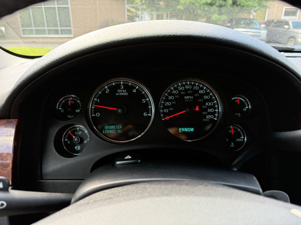 2011 Chevrolet Avalanche Image 19