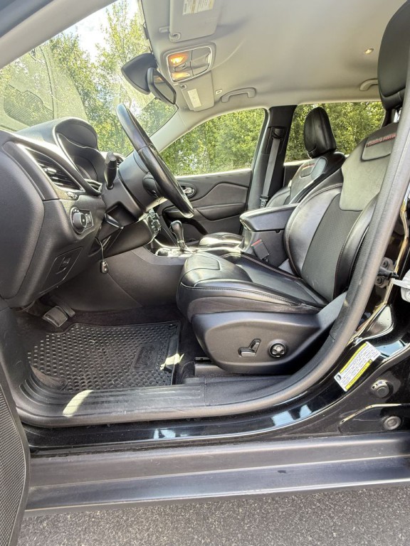 2019 Jeep Cherokee Image 2
