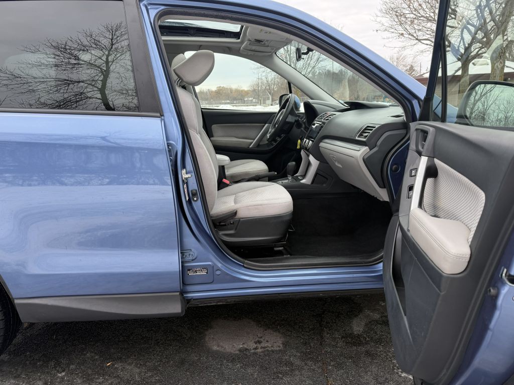2017 Subaru Forester Image 12