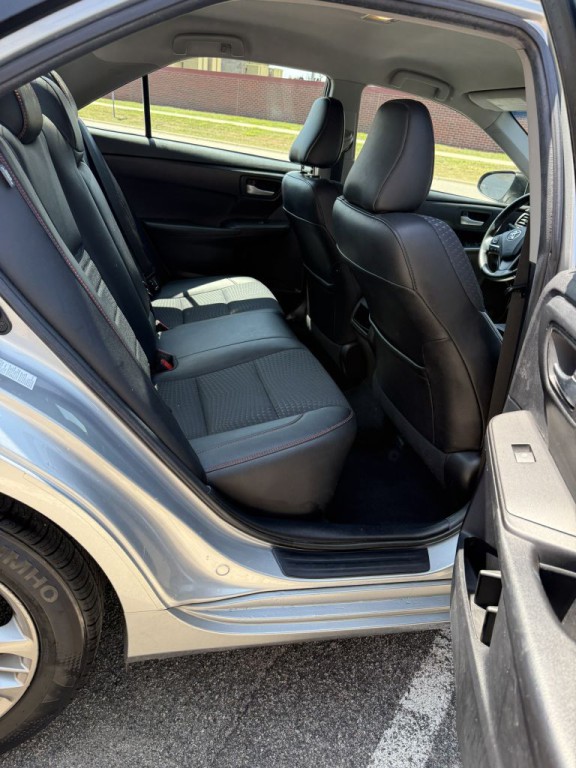 2015 Toyota Camry Image 16