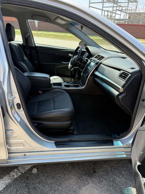 2015 Toyota Camry Image 17