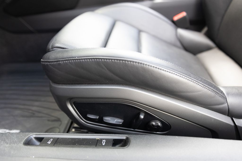 2020 Porsche 911 Image 96