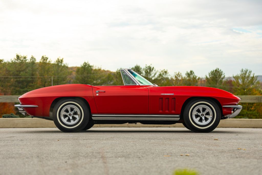 1965 Chevrolet Corvette Image 11