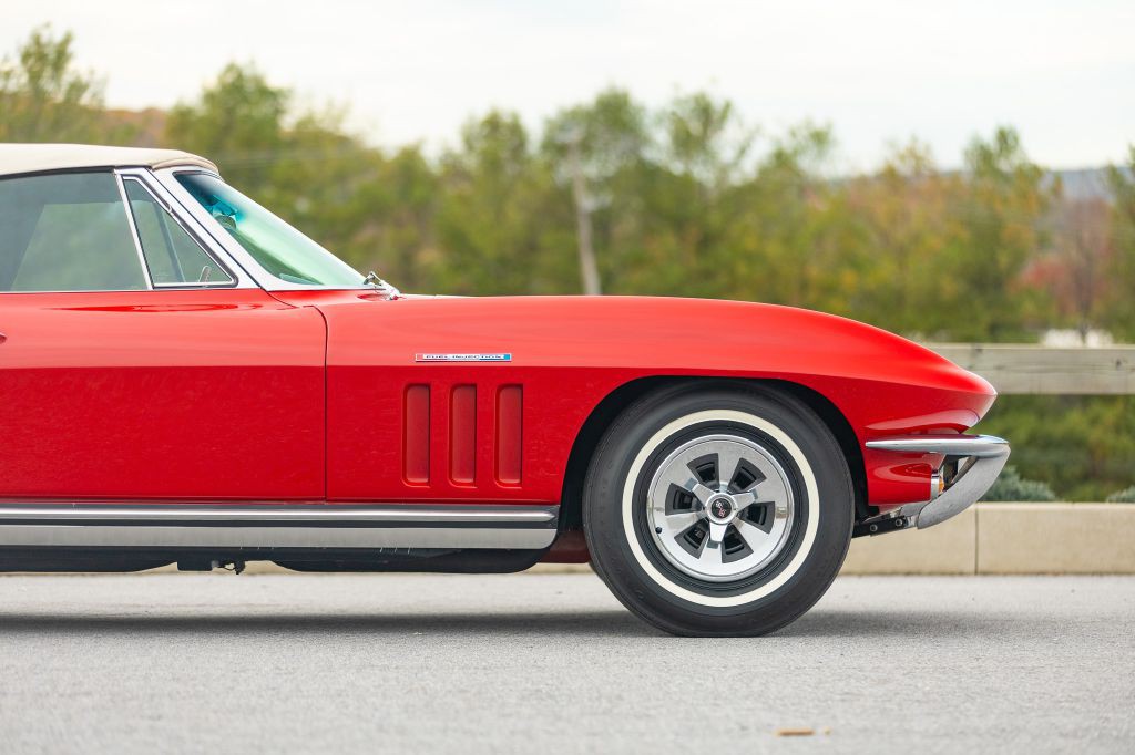 1965 Chevrolet Corvette Image 32