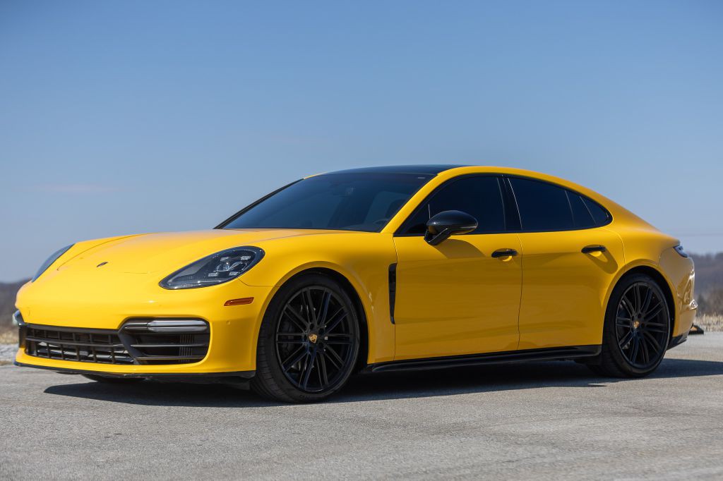 2018 Porsche Panamera Image 2
