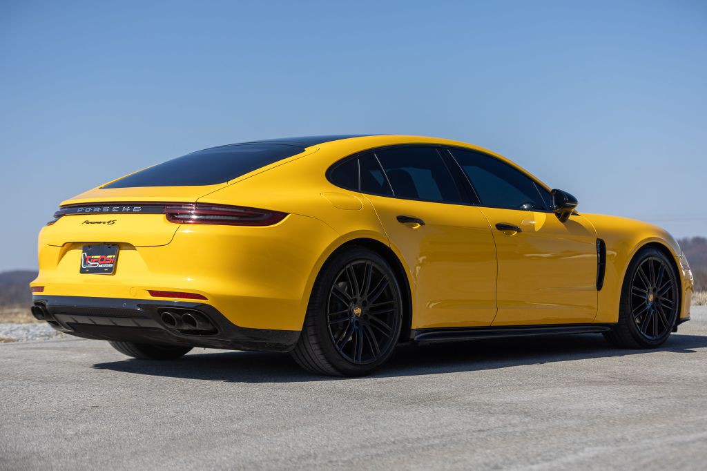 2018 Porsche Panamera Image 24