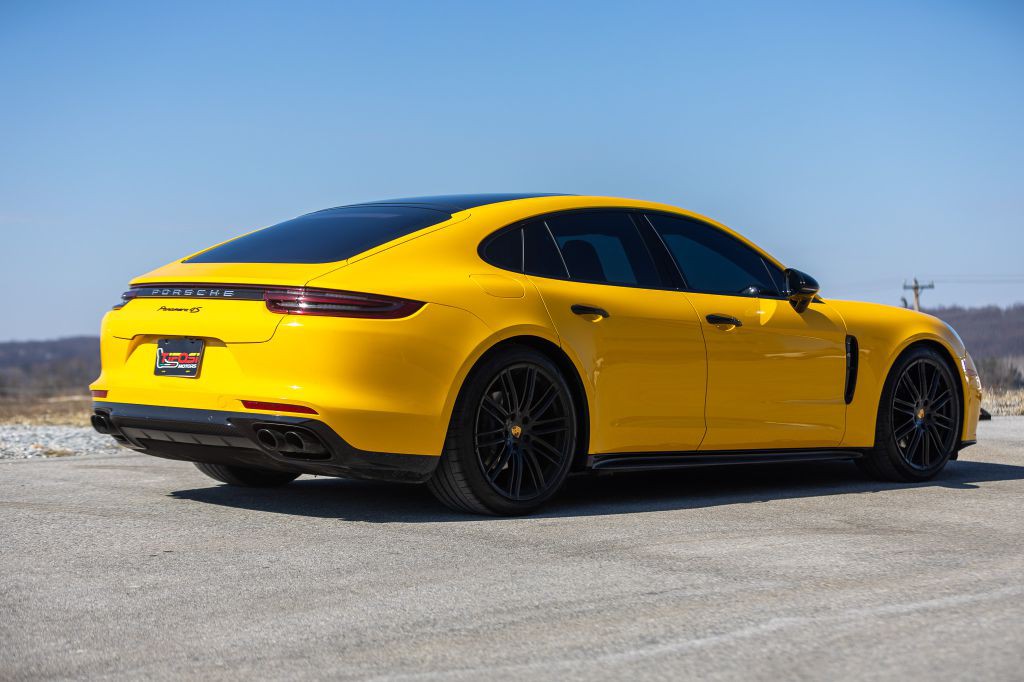 2018 Porsche Panamera Image 25