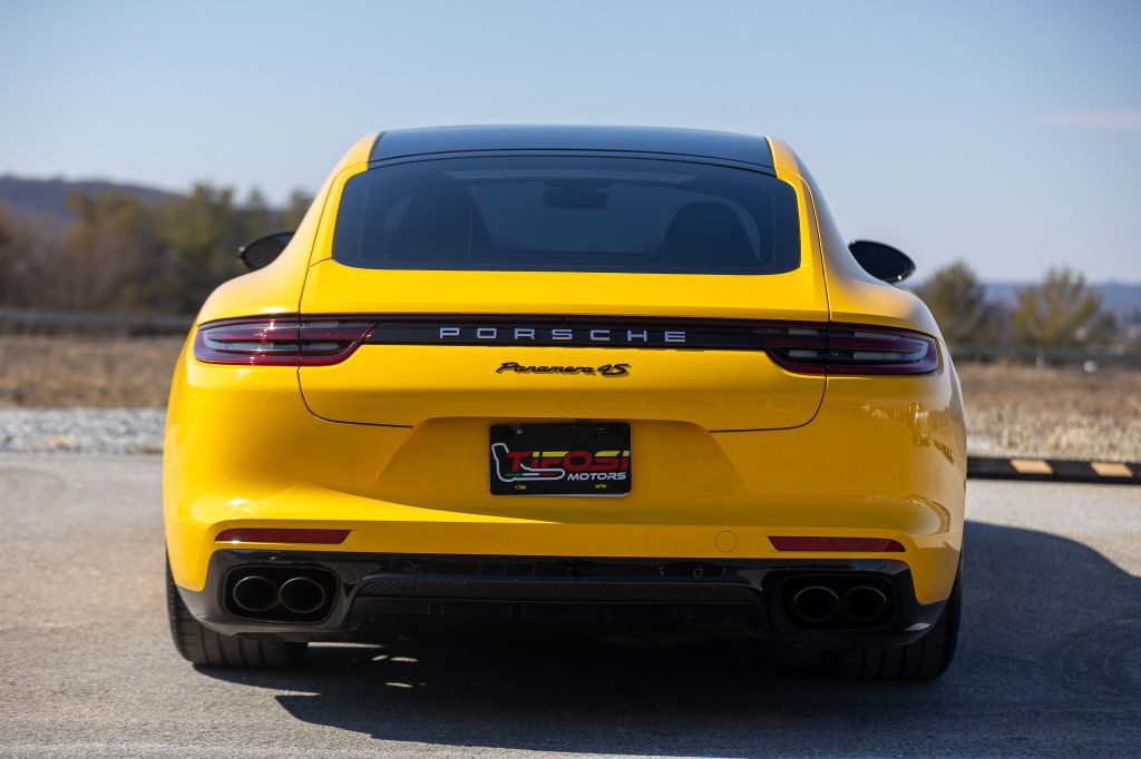 2018 Porsche Panamera Image 40