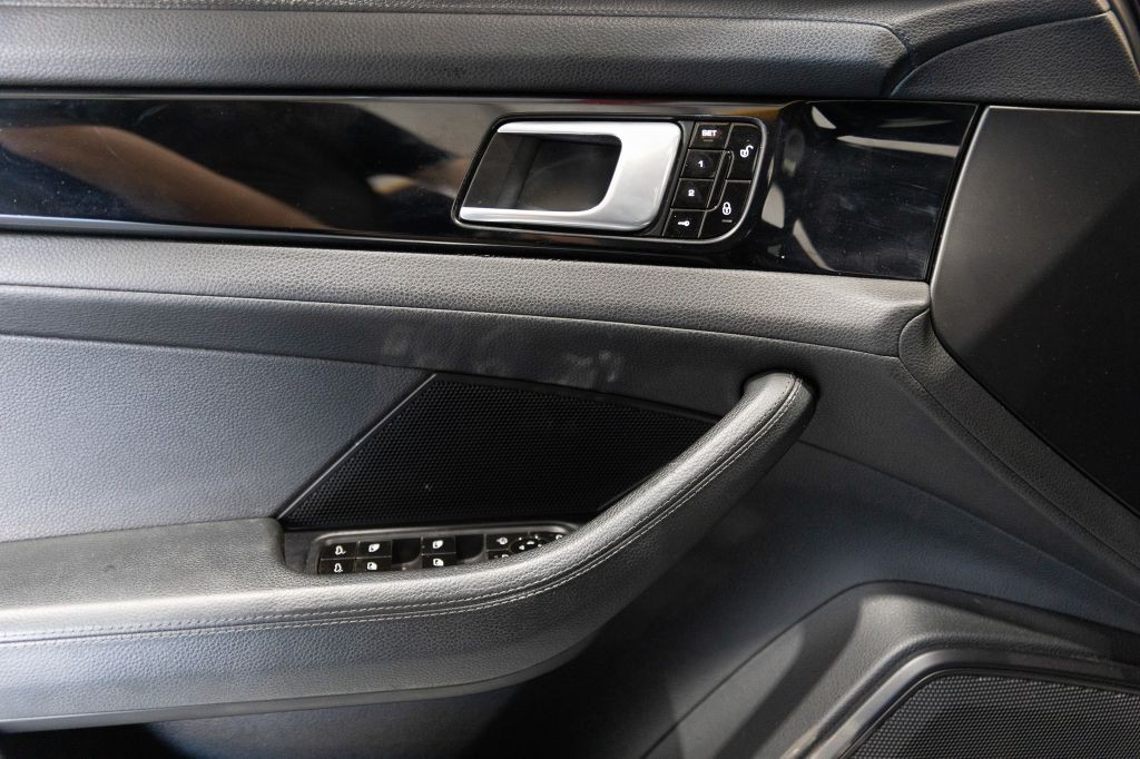 2018 Porsche Panamera Image 48