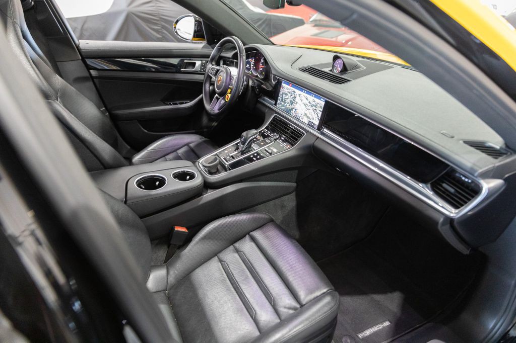 2018 Porsche Panamera Image 60