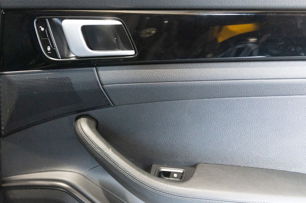 2018 Porsche Panamera Image 65