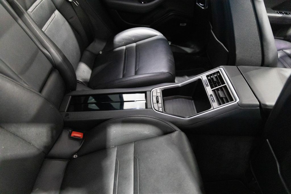 2018 Porsche Panamera Image 68