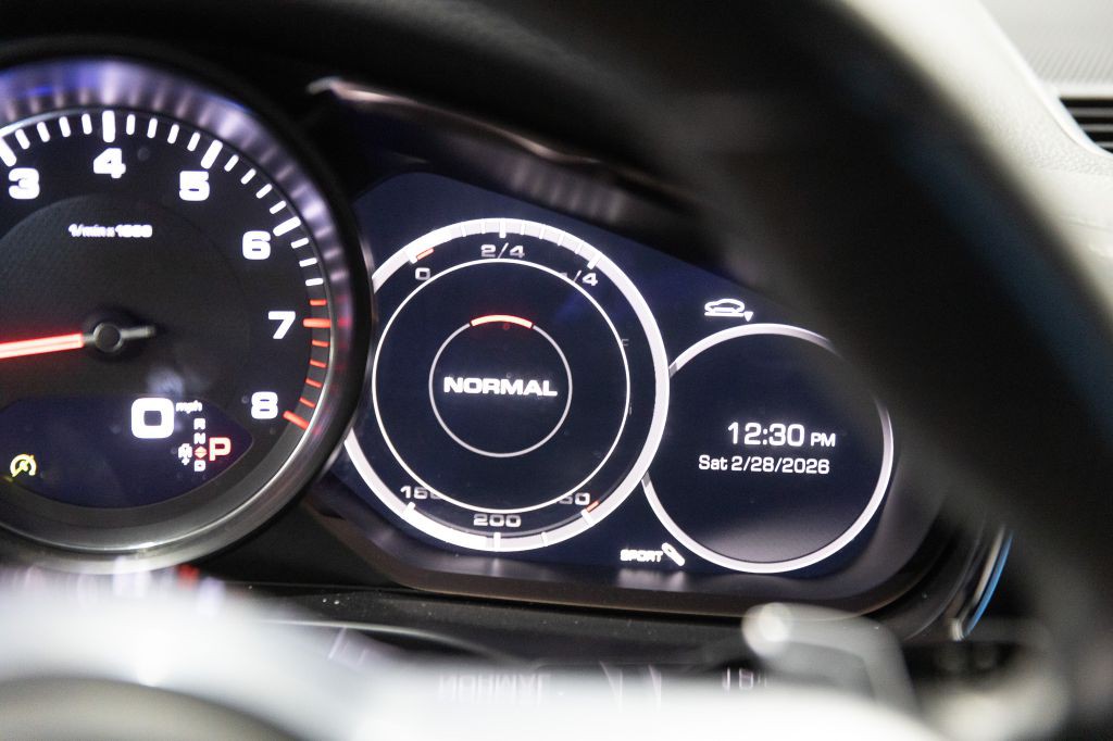 2018 Porsche Panamera Image 92