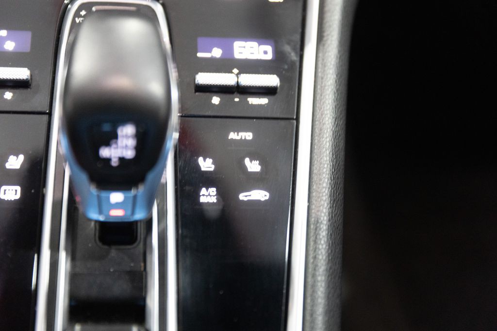 2018 Porsche Panamera Image 103