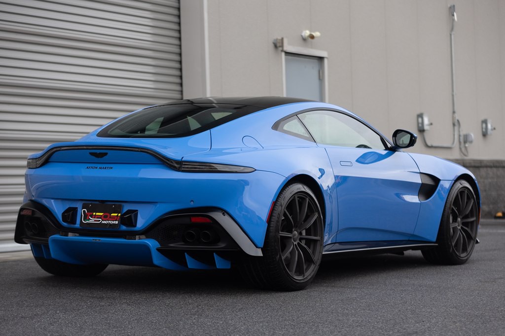 2021 Aston Martin Vantage Image 2