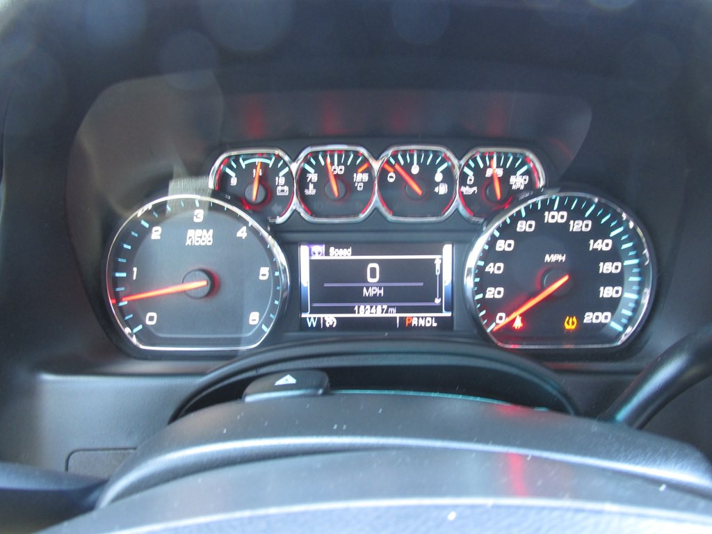 2018 Chevrolet Suburban Image 2