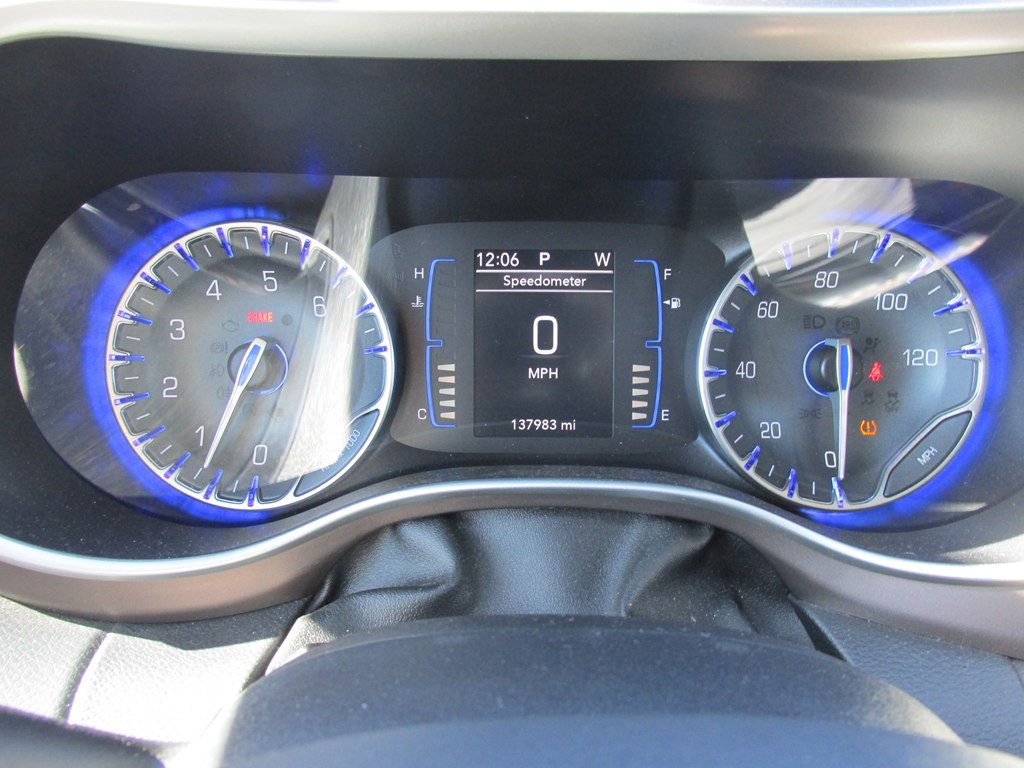 2017 Chrysler Pacifica Image 2