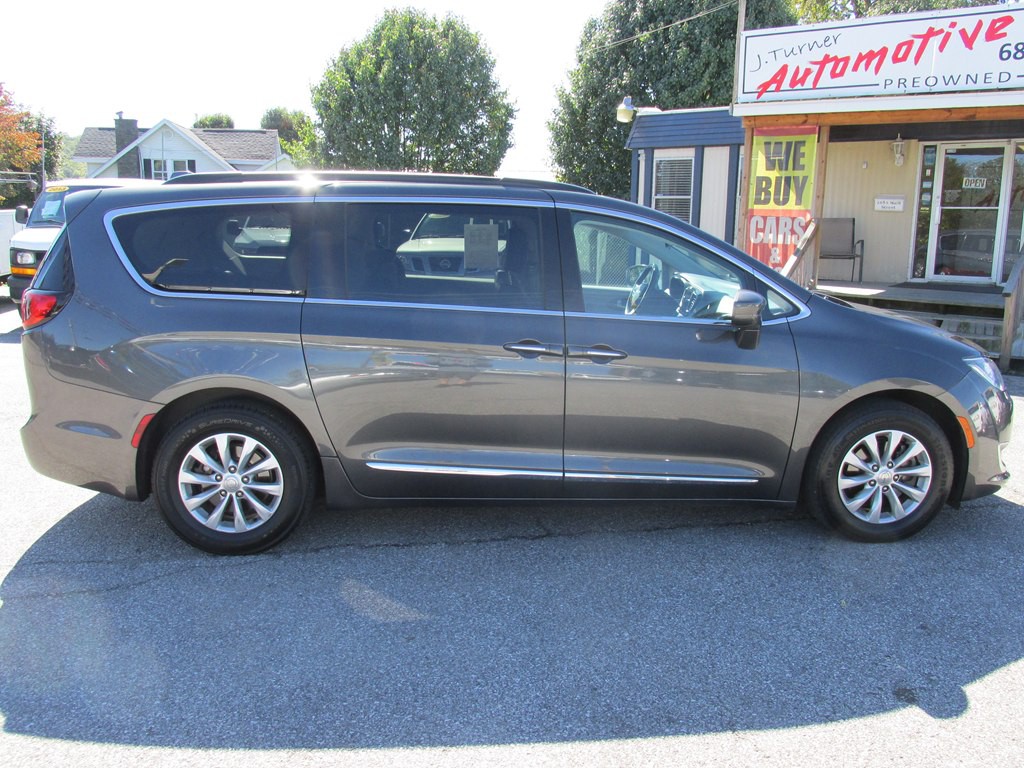 2017 Chrysler Pacifica Image 4