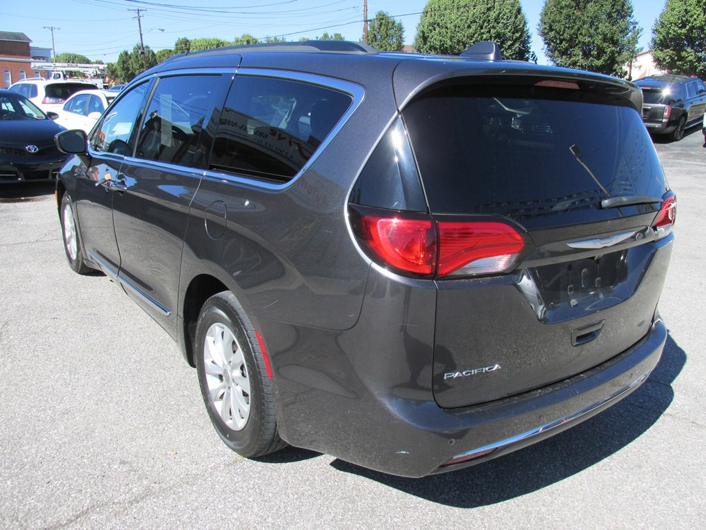 2017 Chrysler Pacifica Image 6