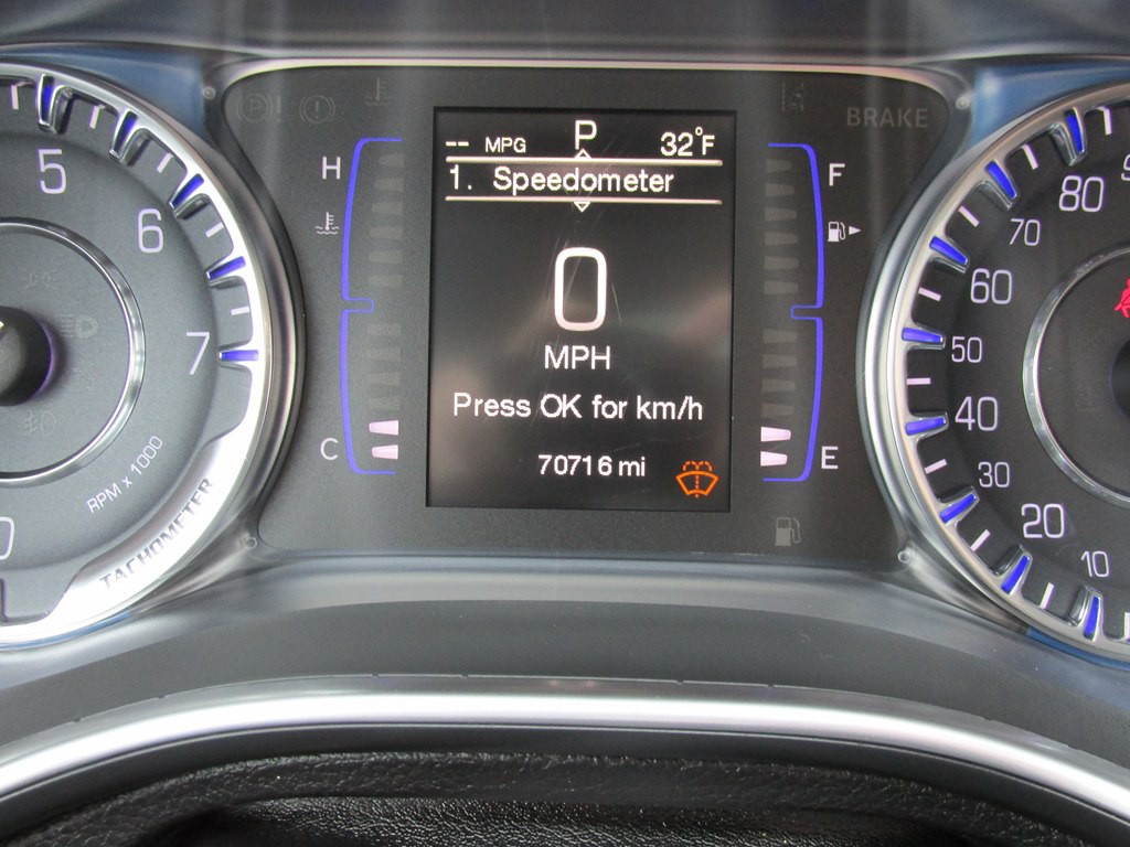 2015 Chrysler 200 Image 2