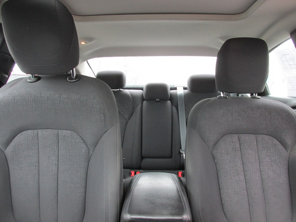 2015 Chrysler 200 Image 10