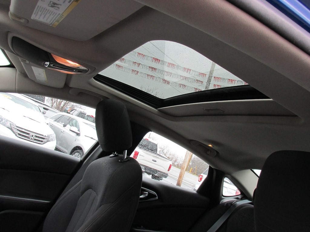 2015 Chrysler 200 Image 11