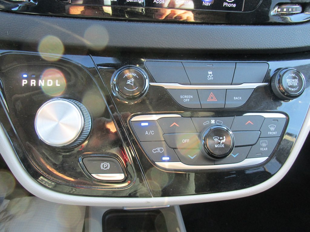 2017 Chrysler Pacifica Image 12