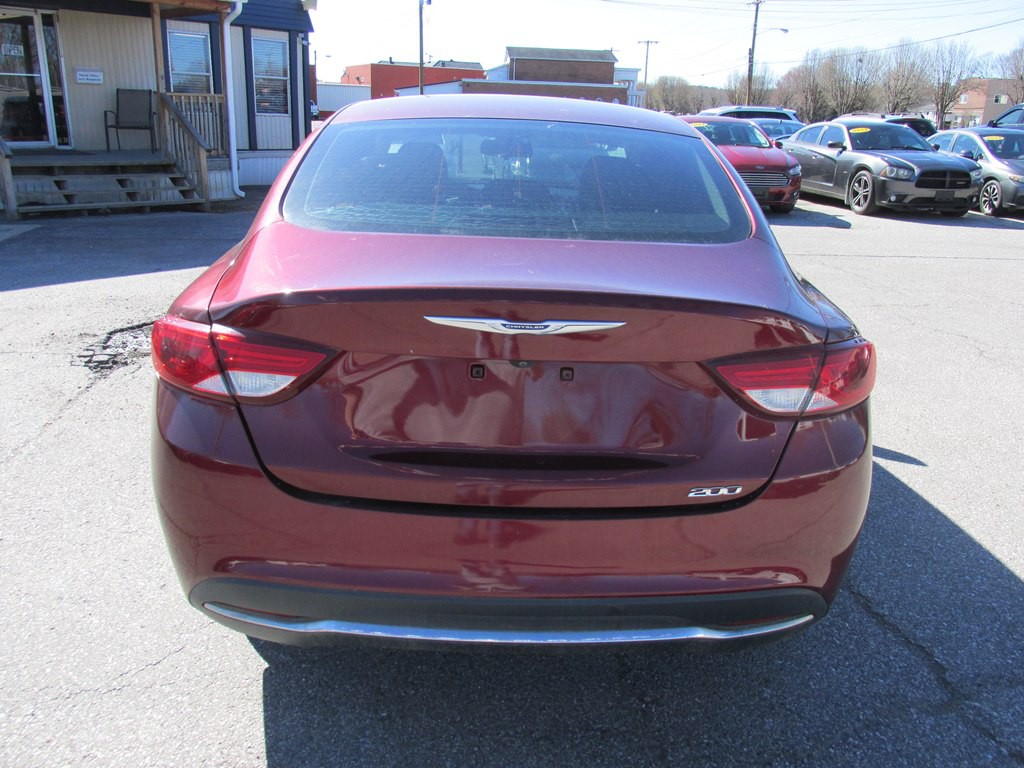 2016 Chrysler 200 Image 4