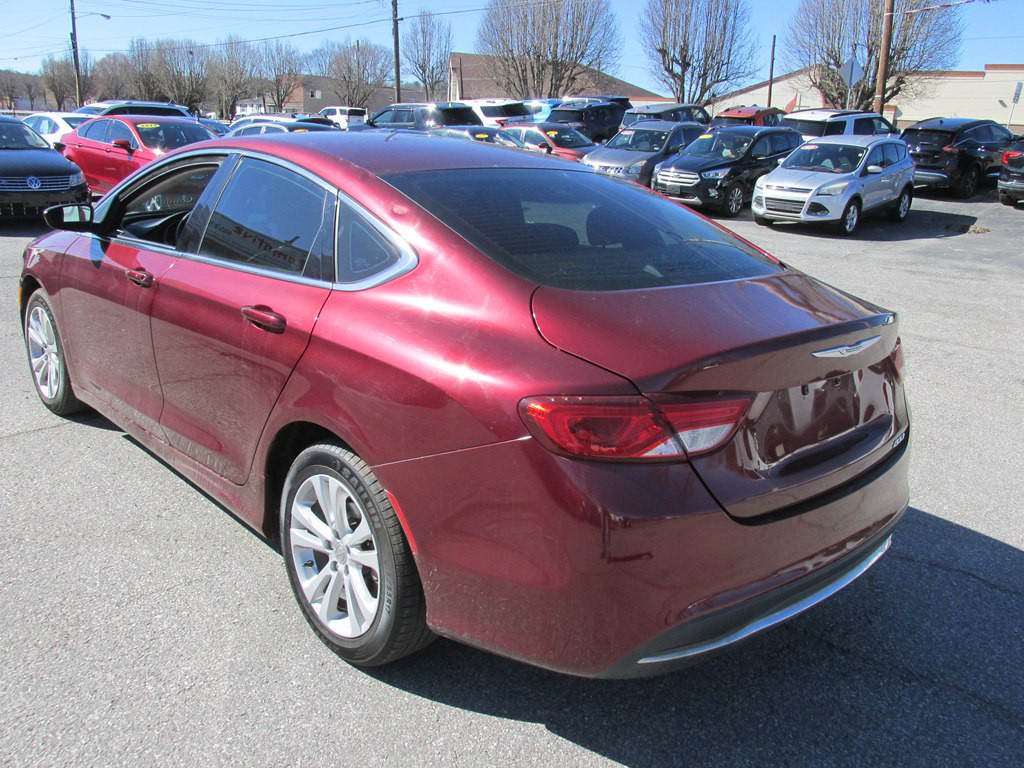 2016 Chrysler 200 Image 5