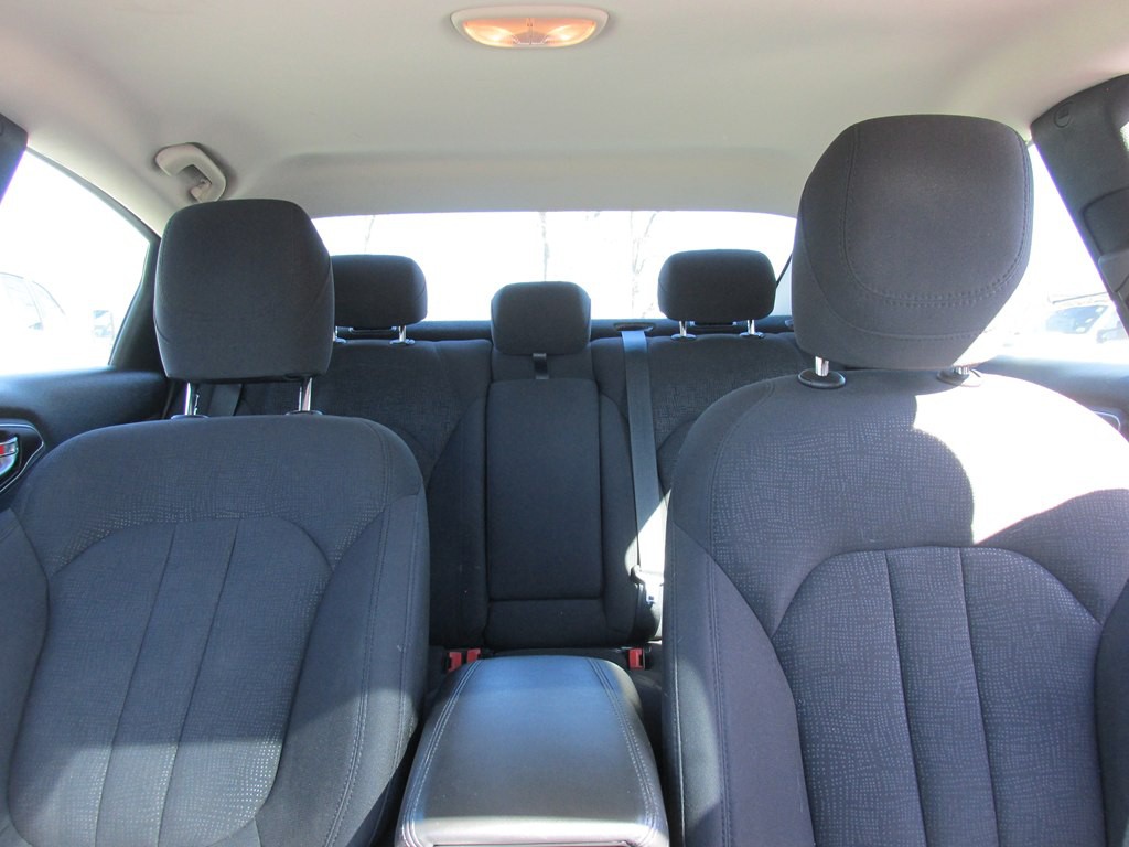 2016 Chrysler 200 Image 10