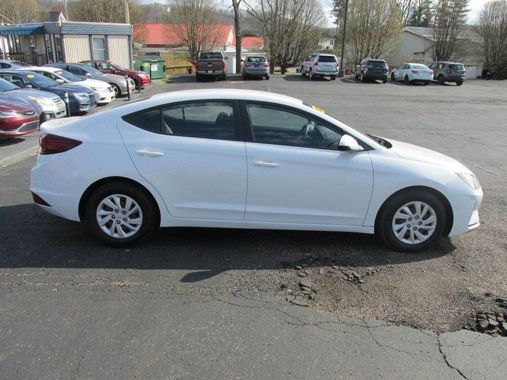 2020 Hyundai Elantra Image 3