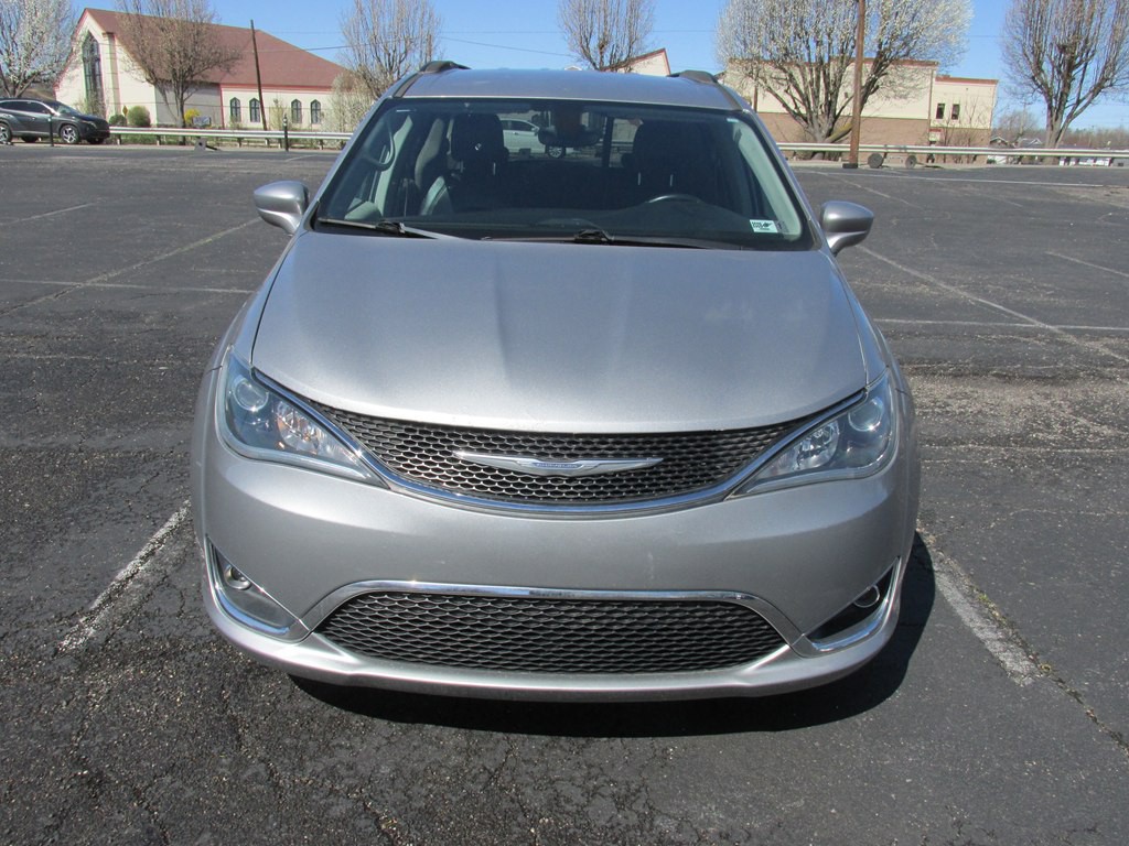 2017 Chrysler Pacifica Image 2