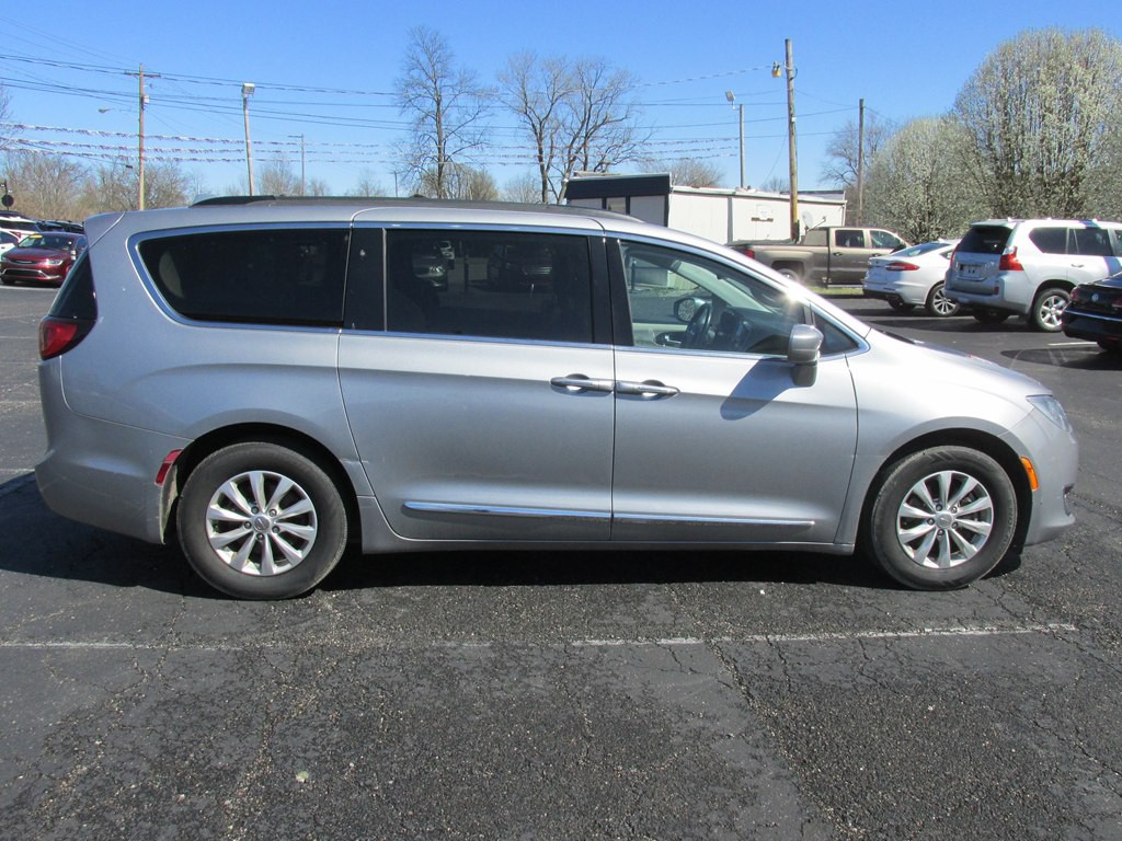 2017 Chrysler Pacifica Image 3