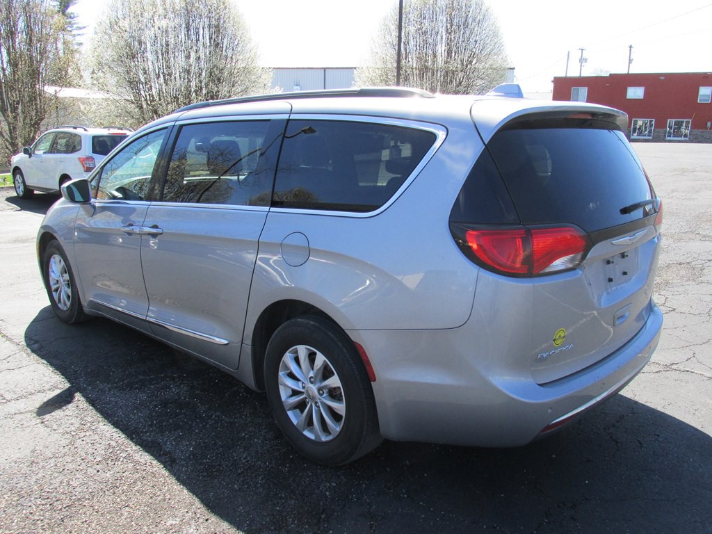 2017 Chrysler Pacifica Image 5